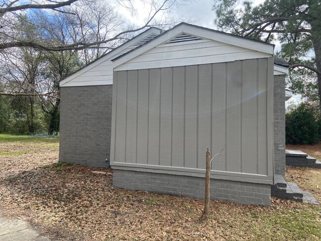 Building Photo - **AVAILABLE NOW**Total Electric - 2 Bedroo...