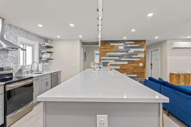 Building Photo - 322 NW 4th Ave