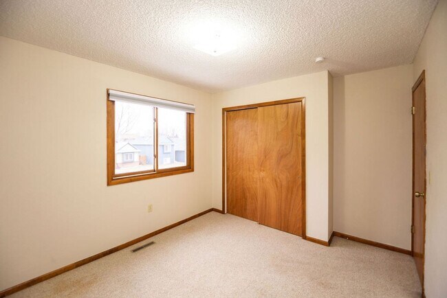 Building Photo - Charming 3 Bed, 2 Bath Home on a Quiet Cul-de-Sac with a Fenced Yard & 2-Car Garage!