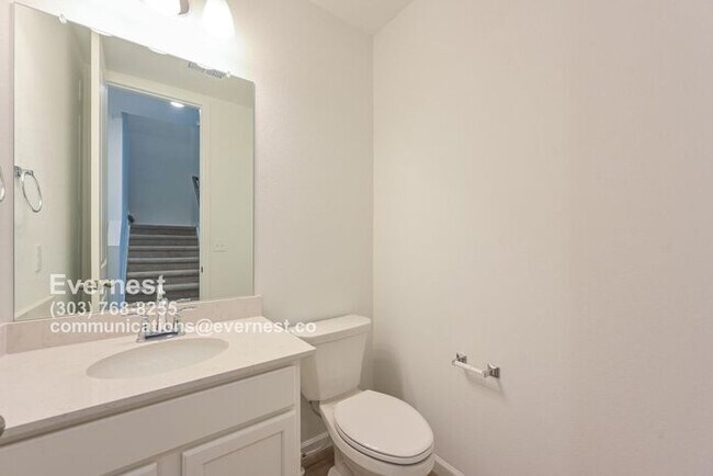 Building Photo - Spacious and Stylish Townhome with Prime L...