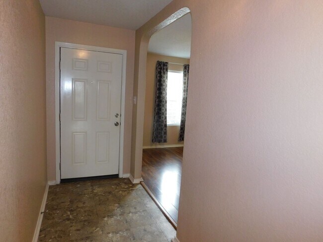Building Photo - Beautiful, spacious 4 bedroom, 2.5 bath ho...