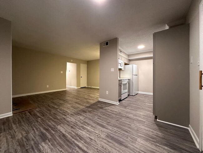 Building Photo - Convenient, in town living with garage!