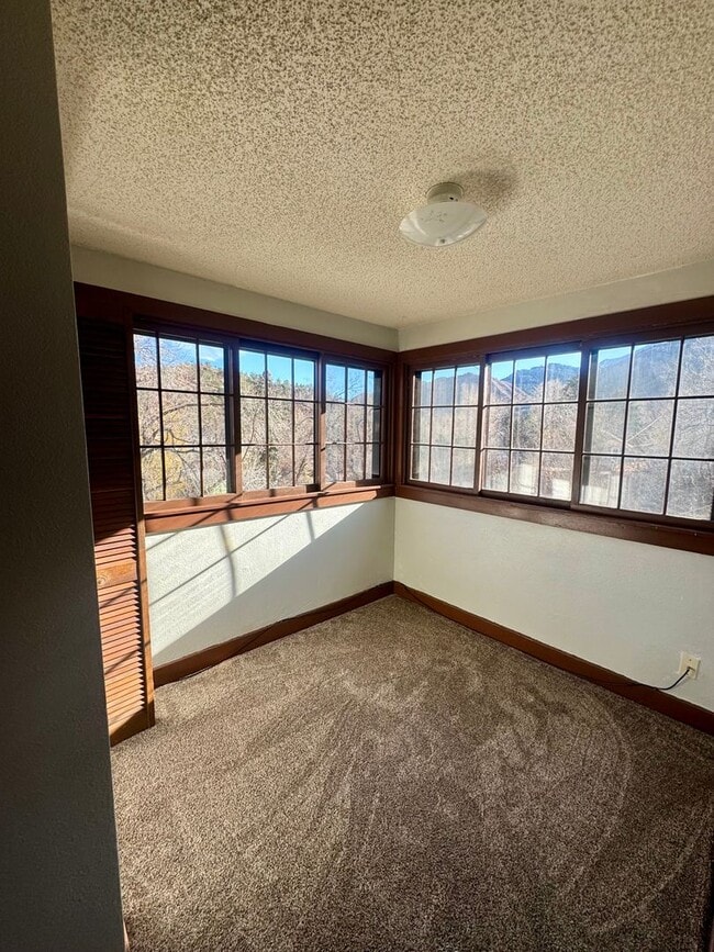 Building Photo - Cave Ave