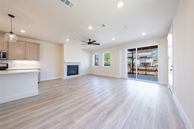 Building Photo - 813 Emerling Dr