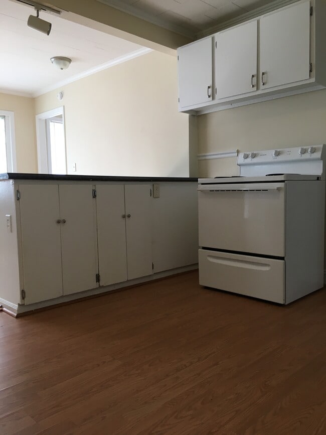 Building Photo - 300 Catherine Ave