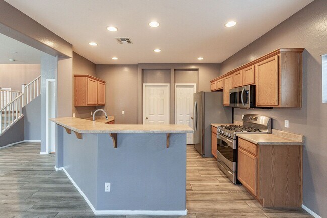 Building Photo - Three Beds & 2.5 Baths - Move Right In!