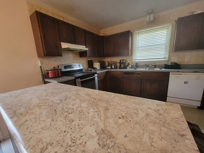 Building Photo - 305 Humble Rd