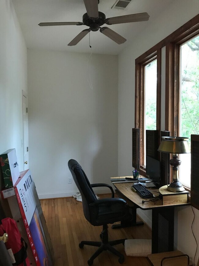 Building Photo - Excellent Location!!
