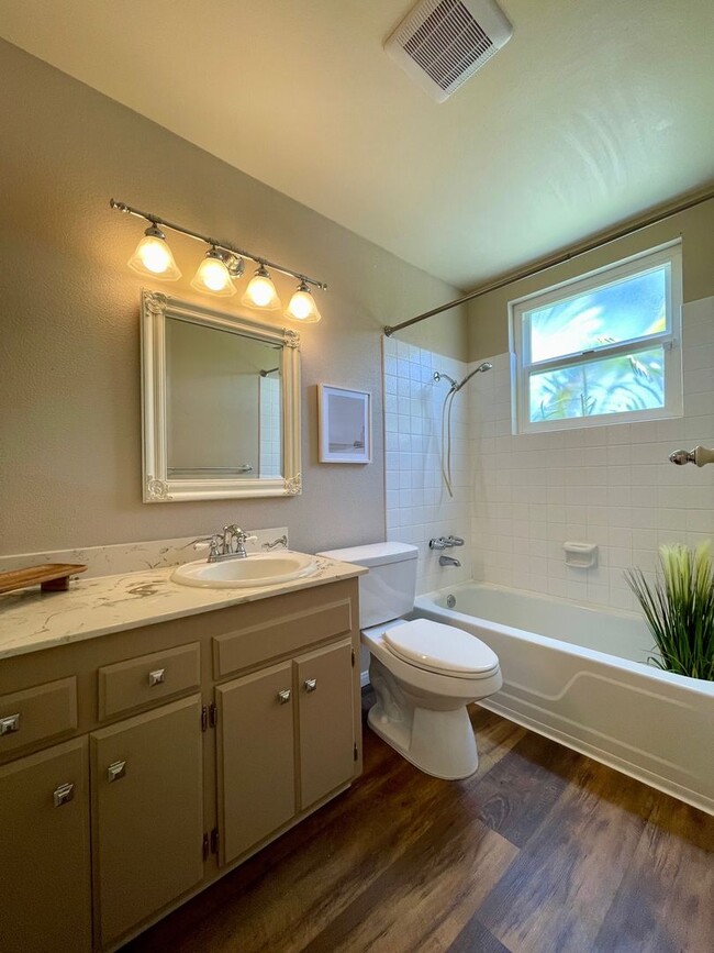 Building Photo - Gorgeous 4 Bedroom 2 Bathroom Home in Bonita!