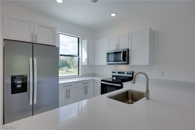 Building Photo - 714 W 12th St