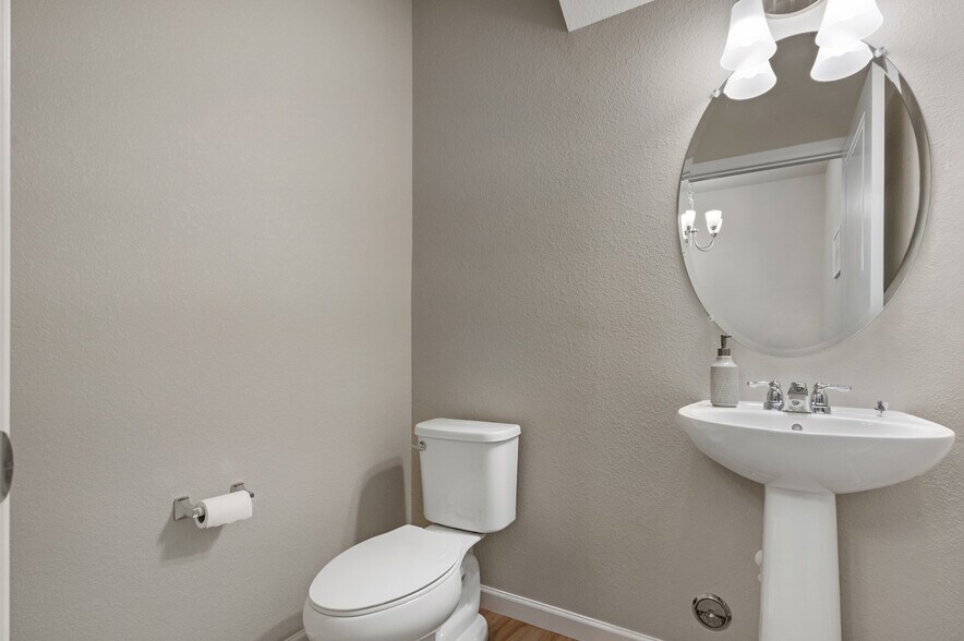 Building Photo - 1837 S Poplar Ct