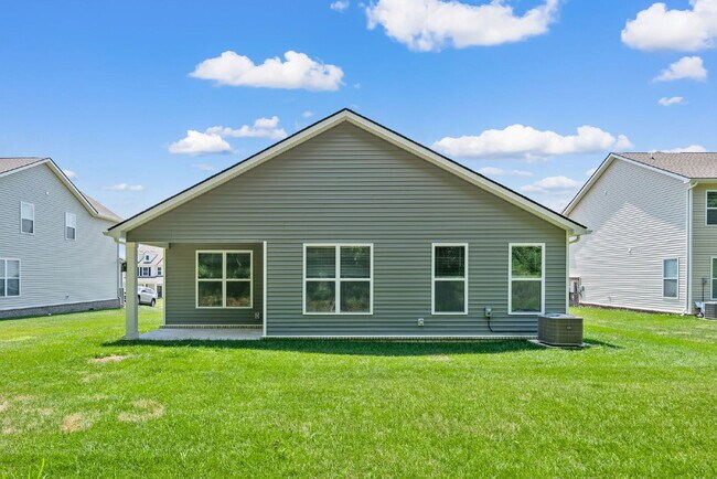 Building Photo - Spacious, Modern Ranch in Rossview!