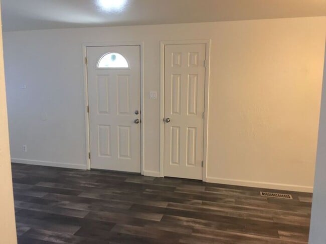 Building Photo - Charming Sparks Duplex - Yard/Garage/Centr...