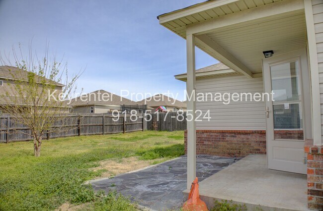 Building Photo - Coming Soon! 3 bed/2 bath!
