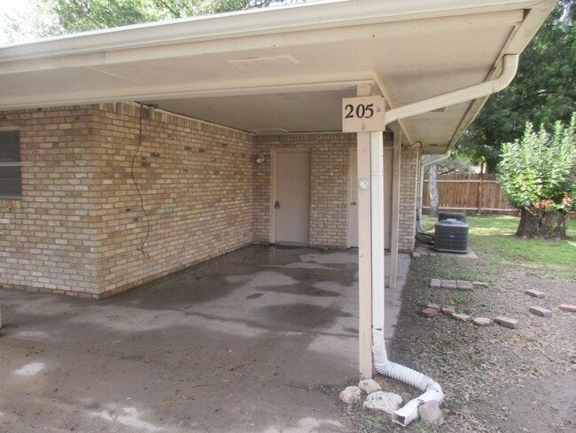 Building Photo - 1/1 Duplex with Carport