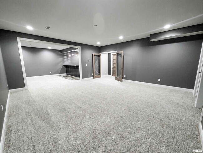 Building Photo - 285 Madison Dr