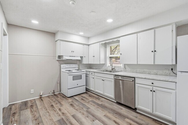 Building Photo - Move-In Ready 3 Bed with Modern Updates & Detached Garage