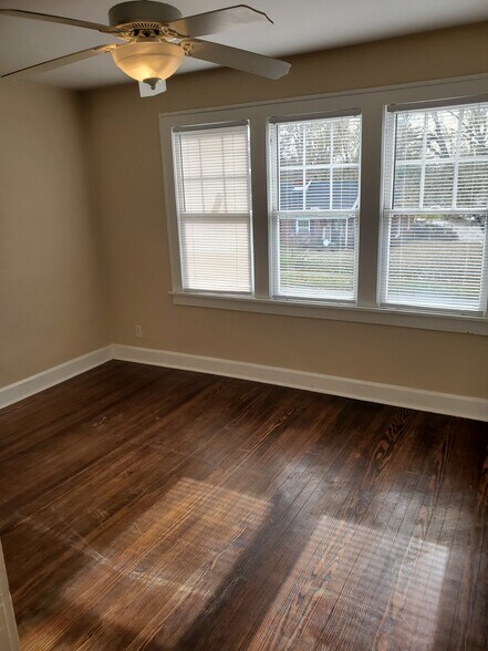 Building Photo - 1206 E 8th St