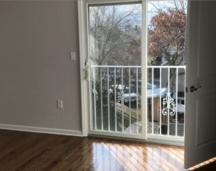 Building Photo - 64 Delaware St