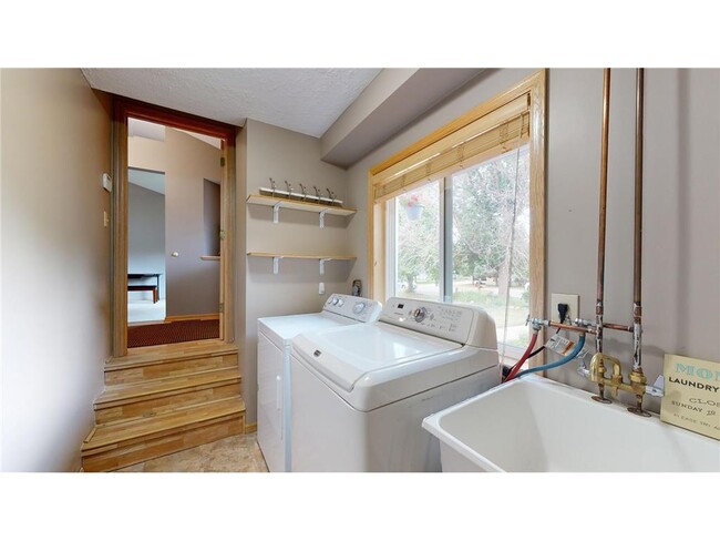 Building Photo - 2079 Woodbridge Way