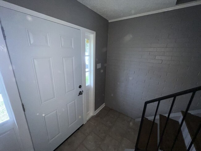 Building Photo - Newly renovated! 2 bedroom 1 bath townhous...