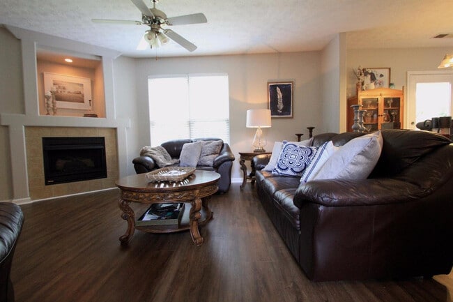 Building Photo - 897 Henderson Dr