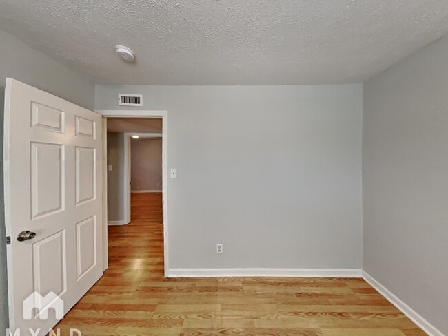 Building Photo - 3816 Walnut Dr
