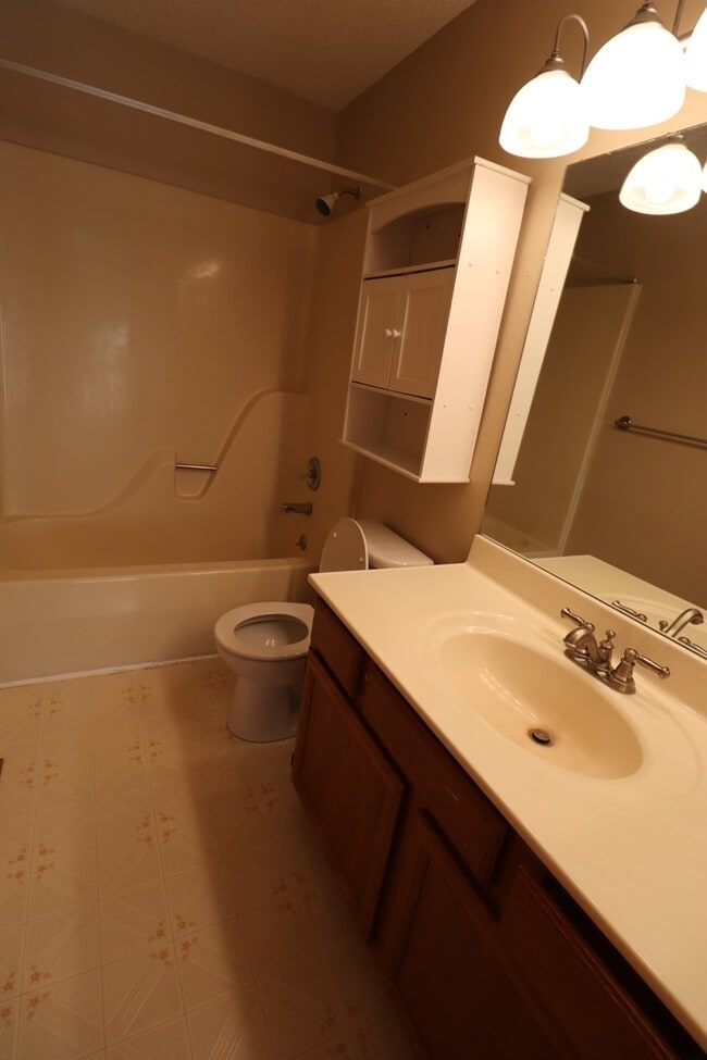 Building Photo - Spacious Townhome