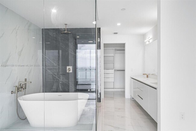 Building Photo - 700 NE 24th St