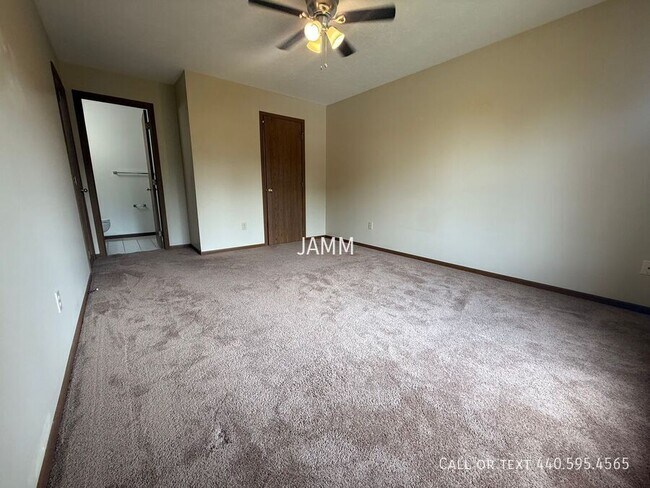 Building Photo - 8655 Scenicview Dr