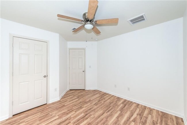 Building Photo - 322 Foxglove Dr