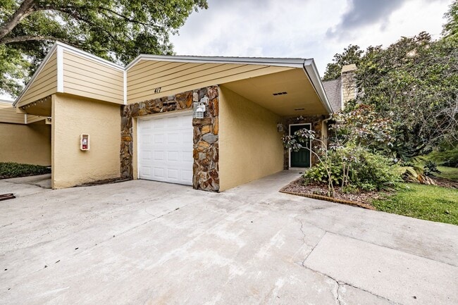 Building Photo - NEW PRICE! 3/2 Palm Harbor Townhouse