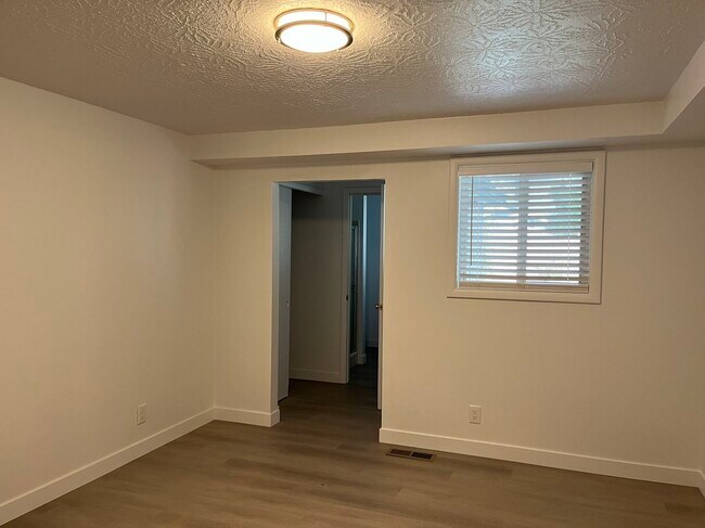 Building Photo - 2081 Canemah St