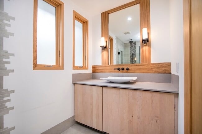 Building Photo - 811 E 23rd St