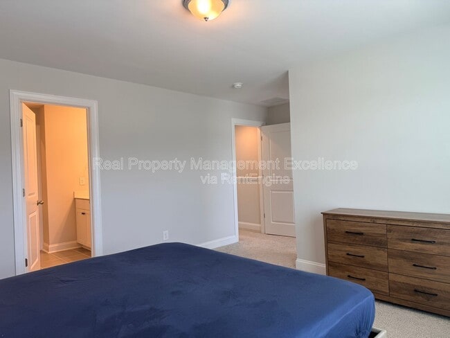 Building Photo - 540 Barrington Row Ave