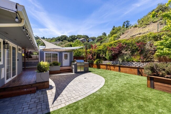 Building Photo - Beautiful Duplex In Highly Desirable San Rafael!