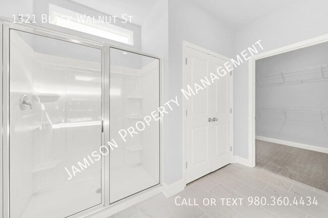 Building Photo - 1321 Black Walnut St