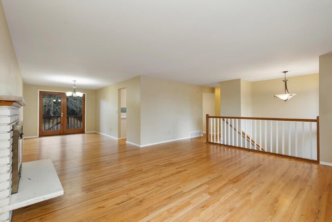 Building Photo - Spacious 5-Bed Home on XL Private Lot!