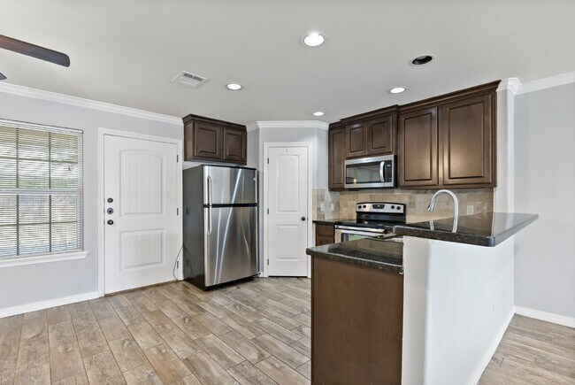 Building Photo - Pre-Leasing for Summer 2025 Move-In, First...