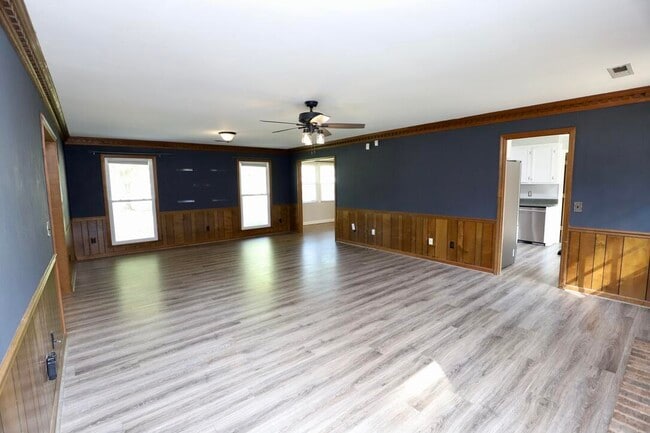 Building Photo - 579 Sierra St
