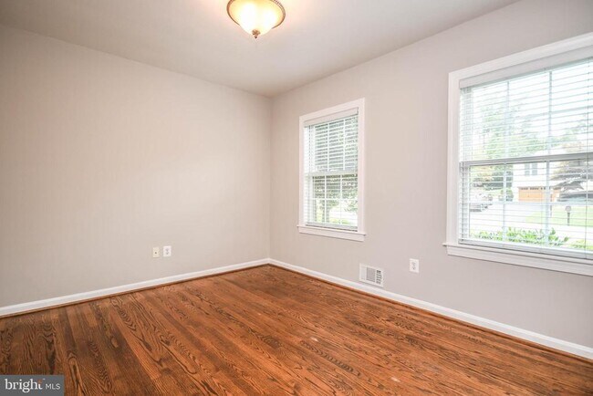 Building Photo - 1211 Vinita Ln