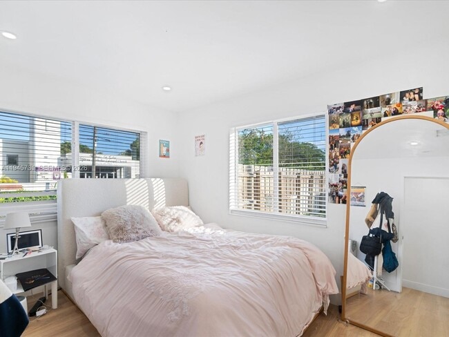 Building Photo - 6510 SW 59th Pl