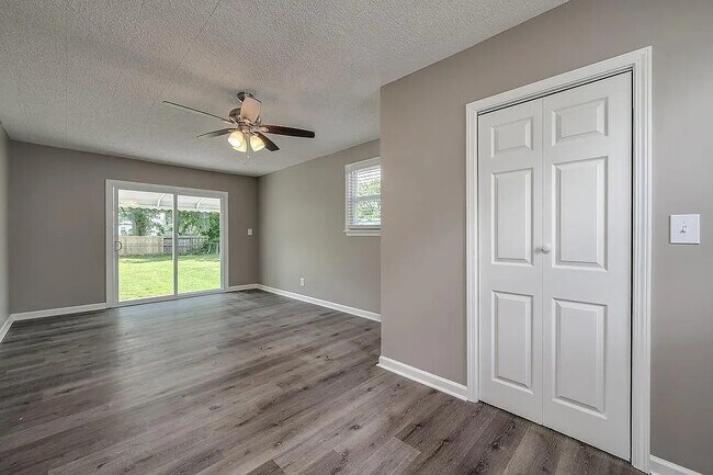 Building Photo - 1985 Carloss Dr