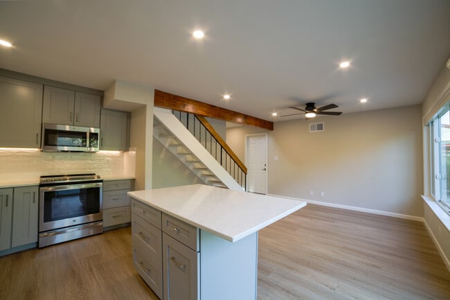 Building Photo - 405 Solano Dr