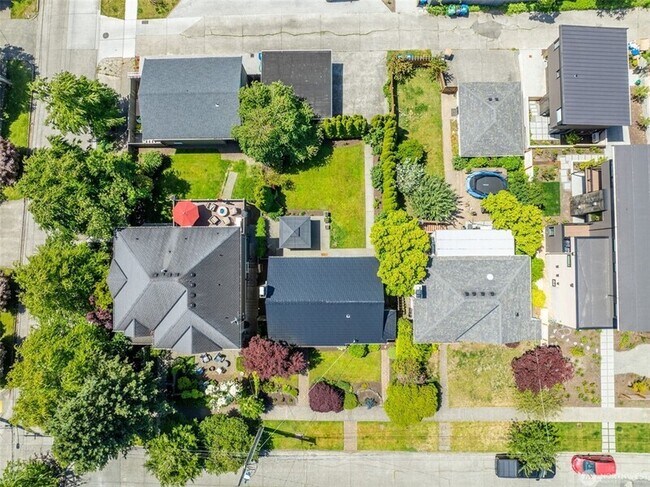 Building Photo - 2607 31st Ave W