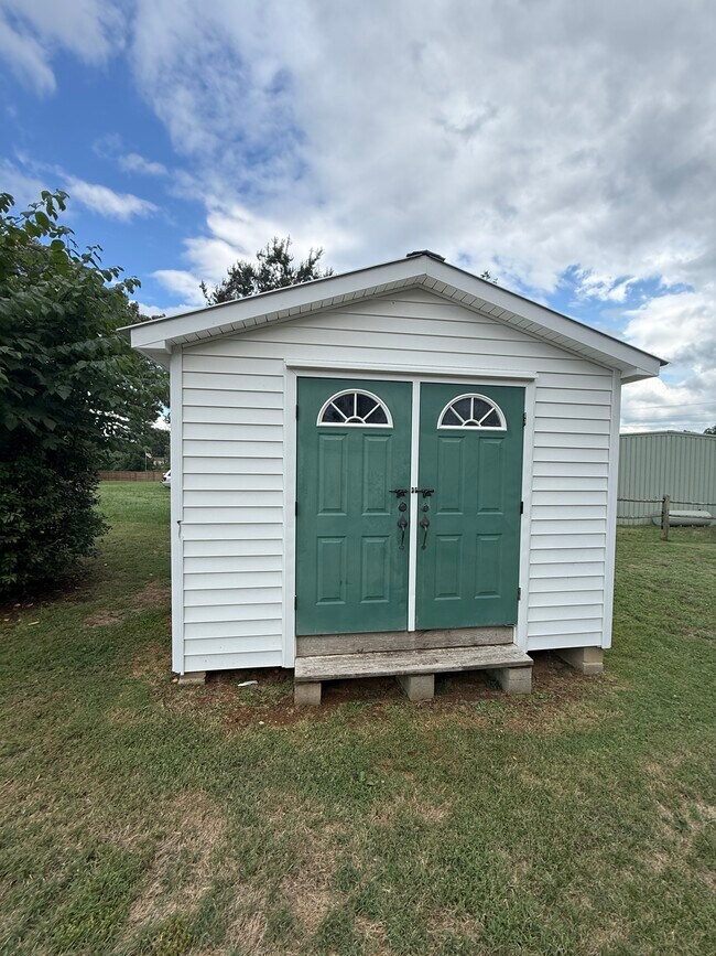 Building Photo - 839B Sanford Rd