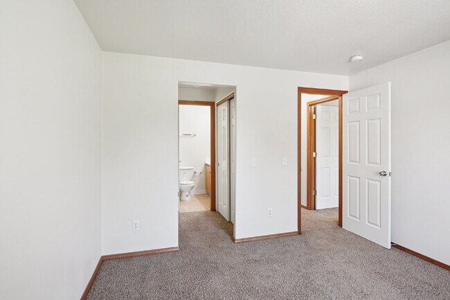 Building Photo - 4 bedroom 2.5 bath home