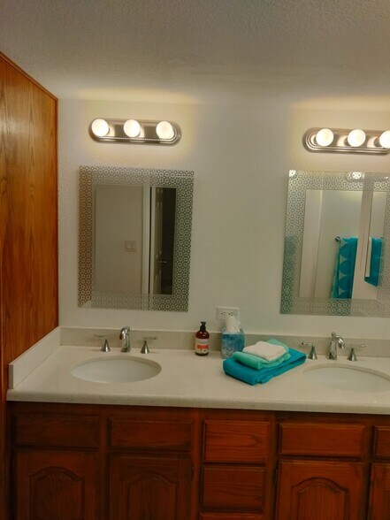 Building Photo - 4303 E Cactus Rd