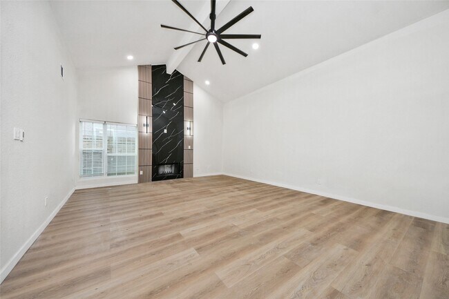 Building Photo - 15719 Baytree Dr