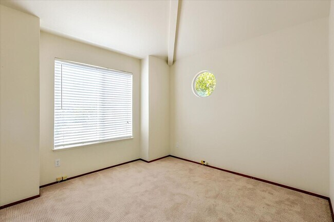 Building Photo - Seven Springs Home